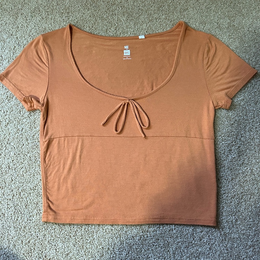 Super cute low cut orange short sleeve shirt!! Very soft and cozy!!